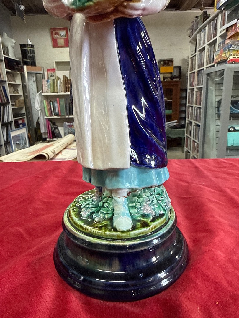 Statue en barbotine – Vintage – Ornement – Femme aux raisins bleue