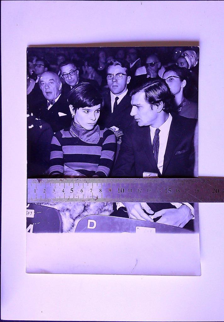 Photographie vintage Geraldine Chaplin hommage à Picasso 1966
