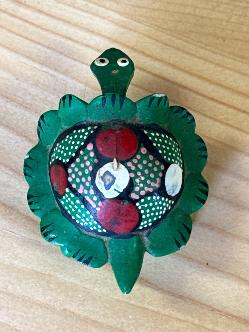 Figurine tortue – Décoration – Bois peint vert - Bouge la Tête