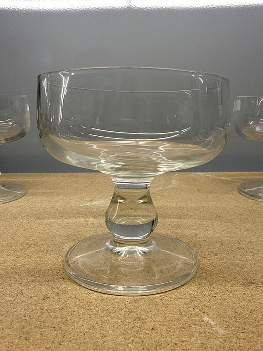 Verres à pied – – Arts de la table – Quatre coupes vintage transparentes