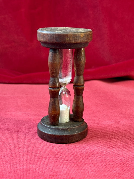 Petit sablier en bois tourné et verre, hauteur 10 cm