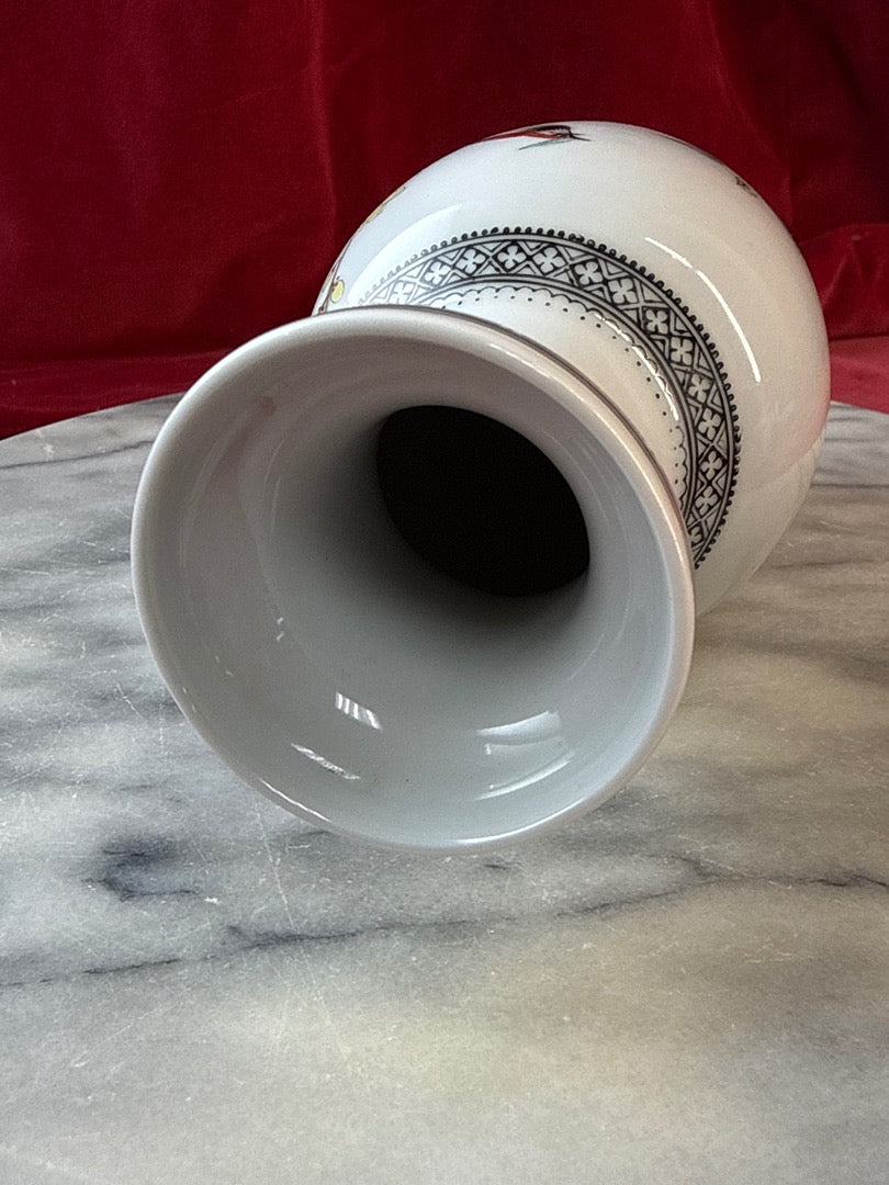 Paire de vases en porcelaine, oiseaux et fleurs polychromes