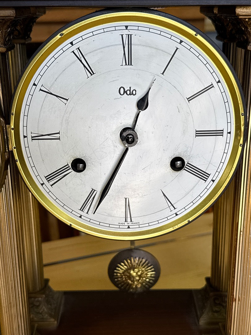 Pendule portique – Odo – Horloge – Colonnes laiton