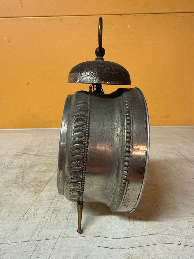 Réveil ancien – Pendulette métal vintage
