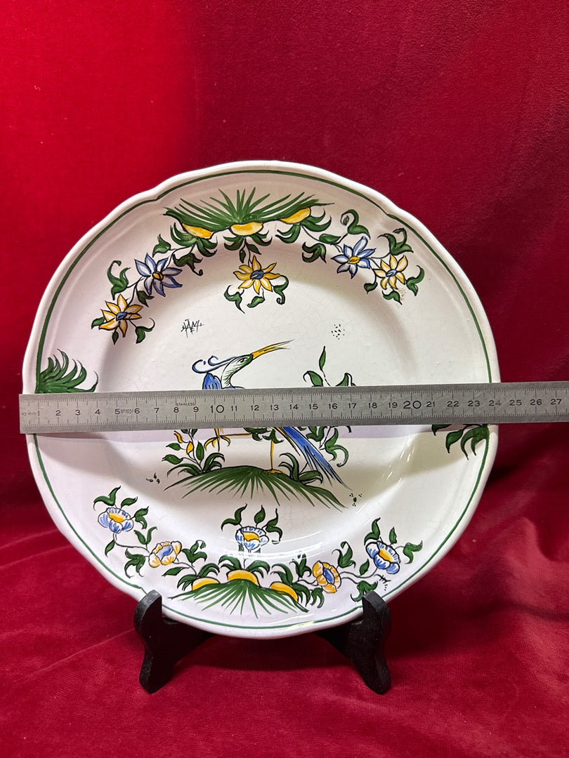Assiette décorée motif oiseau Moustiers Puy du Fou