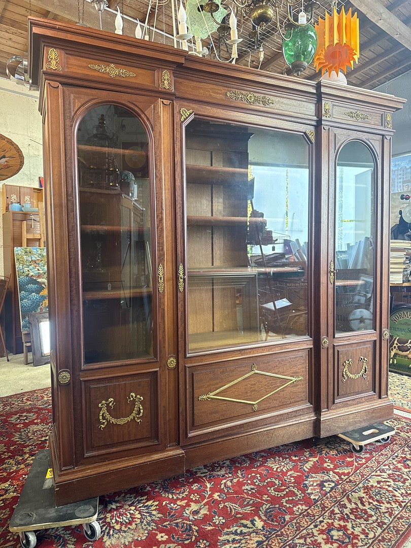 Bibliothèque ancienne en bois avec ornements en bronze