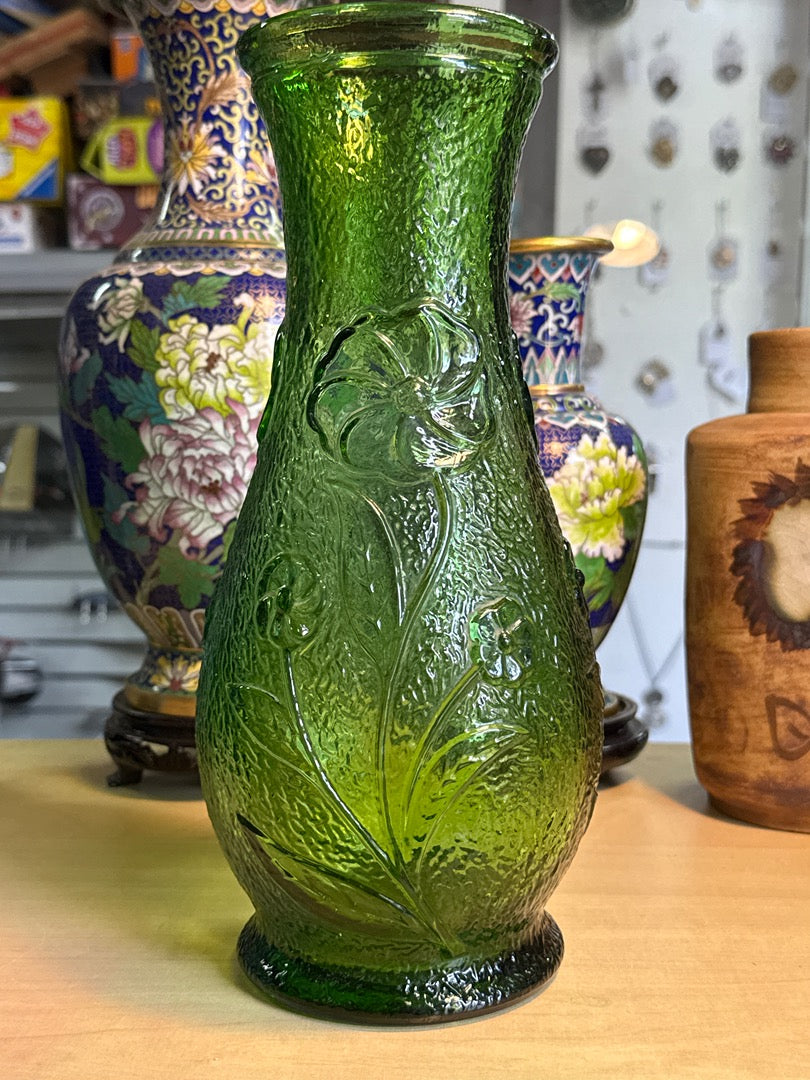 Vase en verre vert – Motif floral