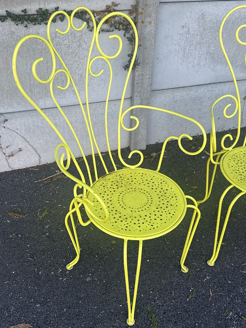 Paire de fauteuils de jardin en fer forgé jaune