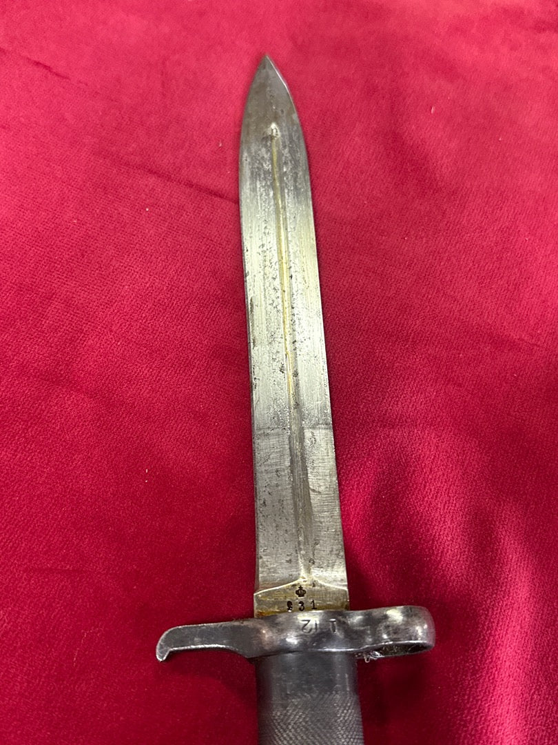 Baïonnette – Ancien couteau militaire avec fourreau