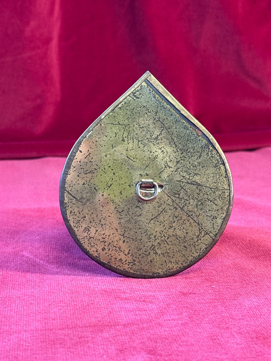 Petit miroir mural en forme de goutte, métal patiné, 11 cm
