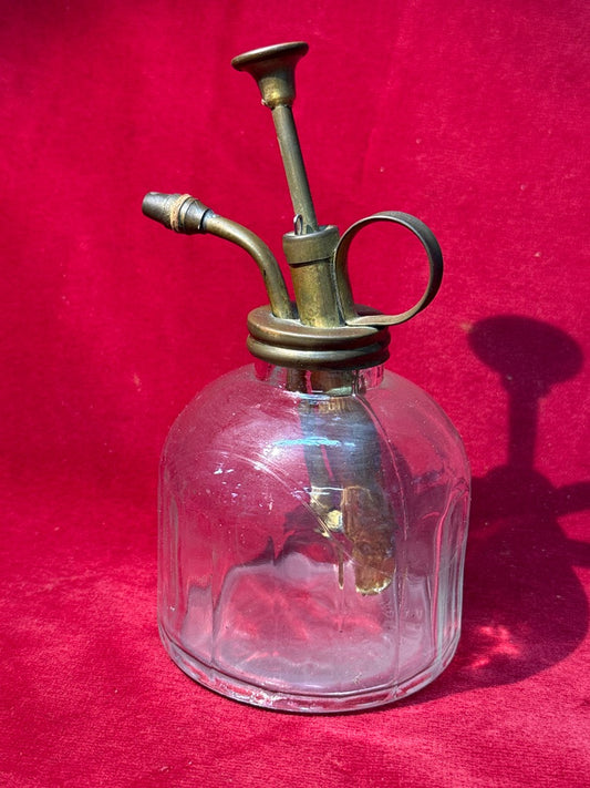 Vieux vaporisateur de plantes en verre et laiton