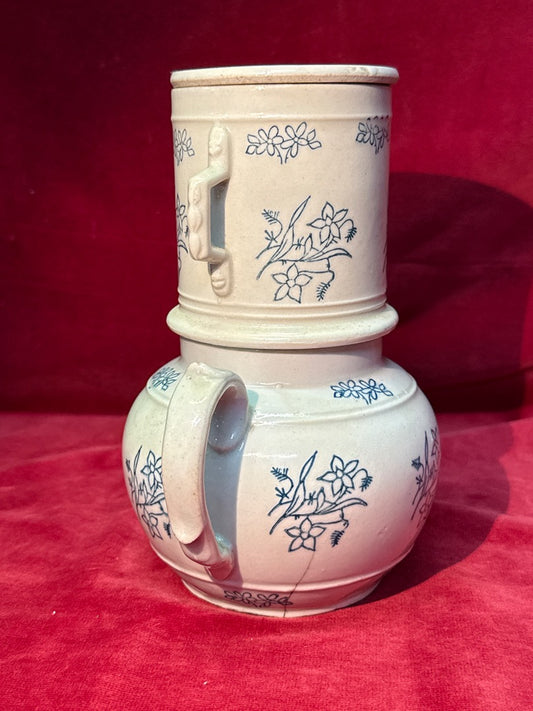 Ancienne cafetiere filtre en ceramique decors bleus