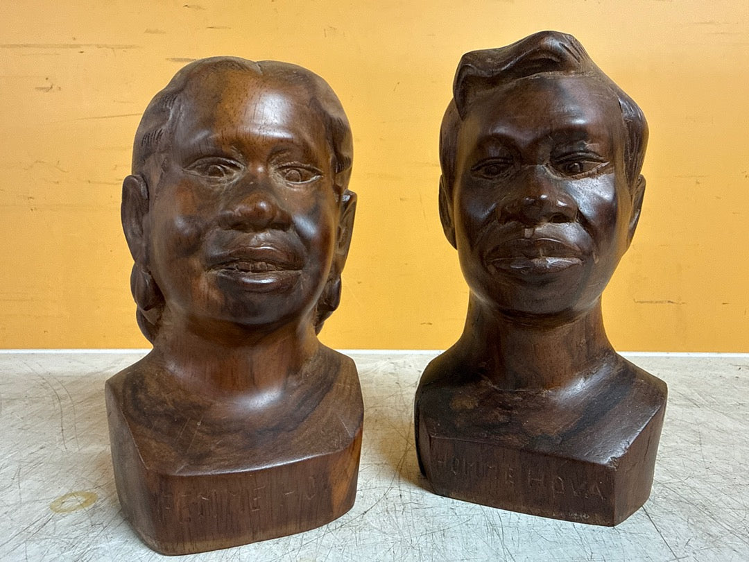 Sculpture Razaka Mahasoabe – Paire de bustes en bois 1949