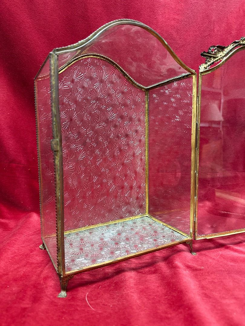 Petite vitrine reliquaire en laiton et verre biseauté