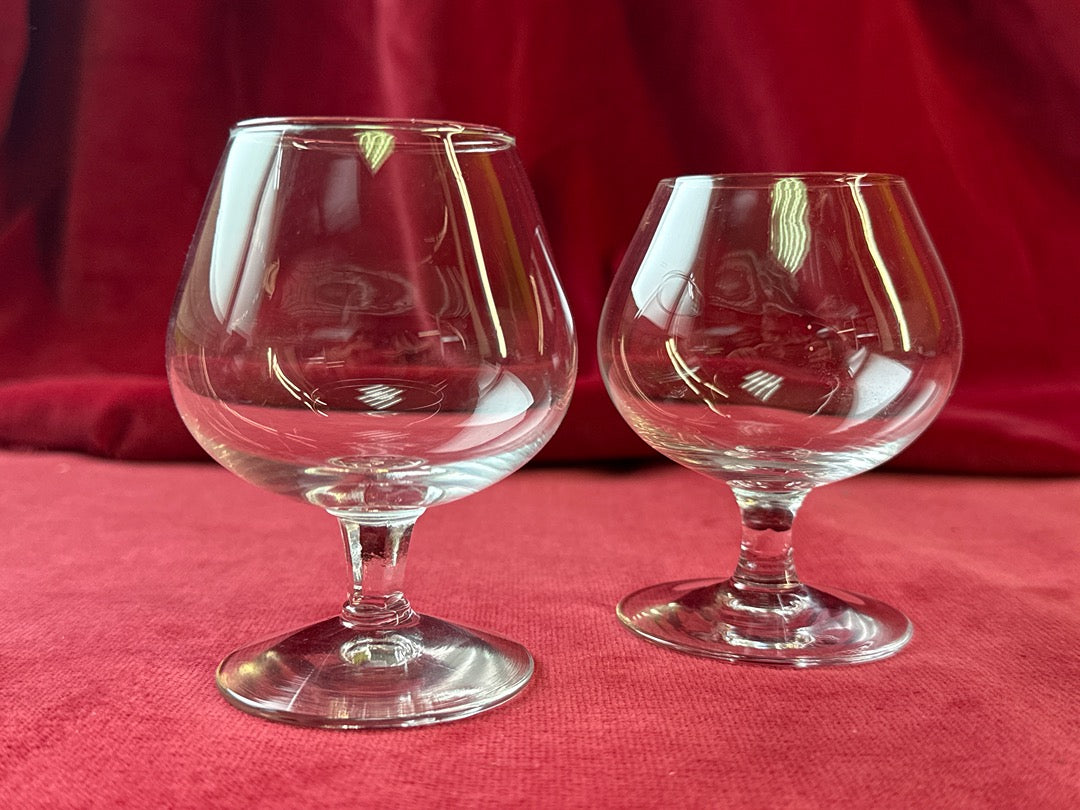 Lot de 2 verres à cognac dépareillés en verre transparent
