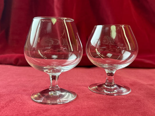 Lot de 2 verres à cognac dépareillés en verre transparent