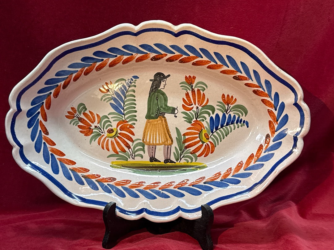 Grand plat oval en ceramique Quimper decor personnage