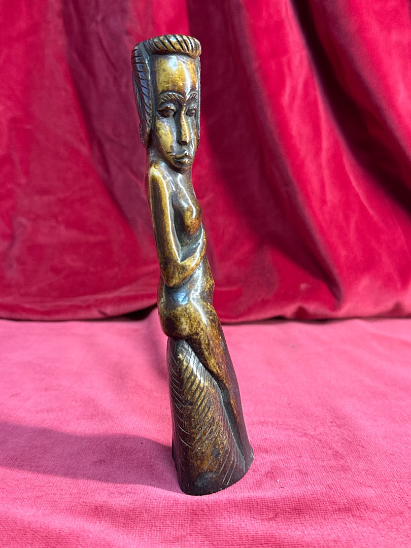 Statuette femme en corne sculptee artisanale