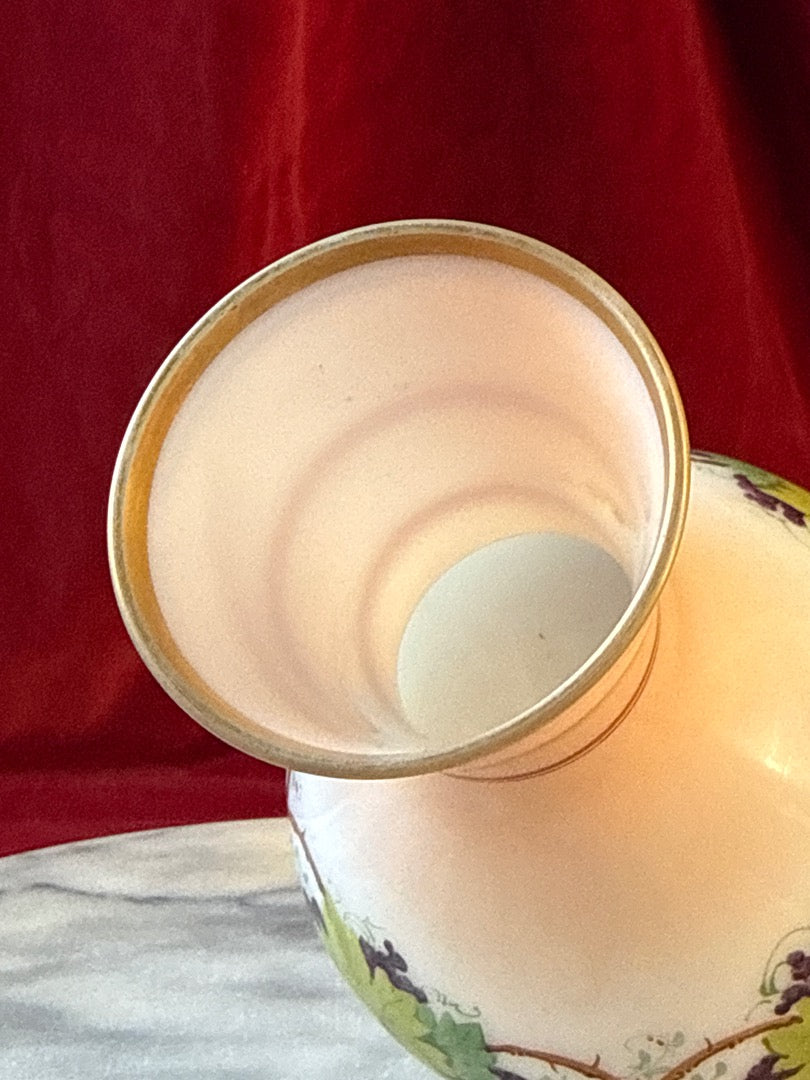 Vase en opaline blanche, décor de raisins, feuilles de vigne et dorure