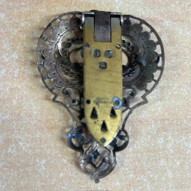 Clip à Robe – Bijoux – Métal Filigrané