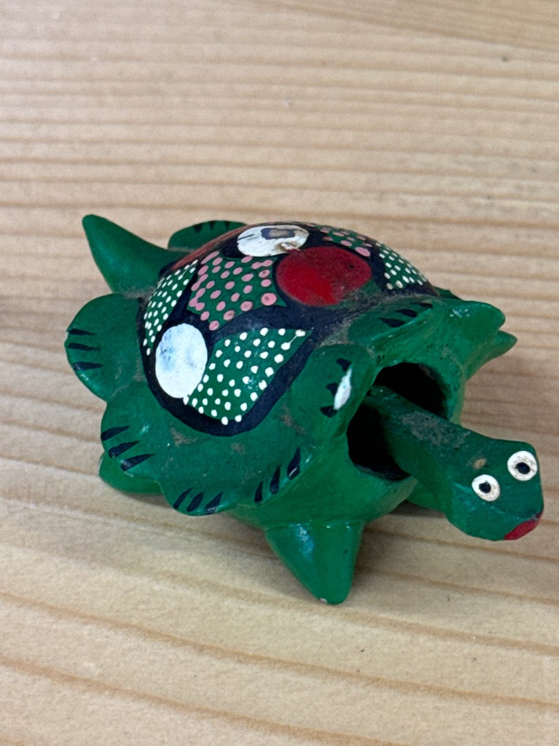 Figurine tortue – Décoration – Bois peint vert - Bouge la Tête