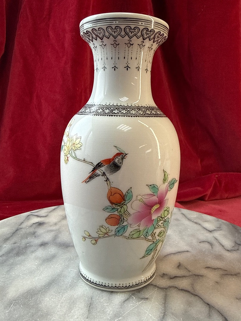 Paire de vases en porcelaine, oiseaux et fleurs polychromes