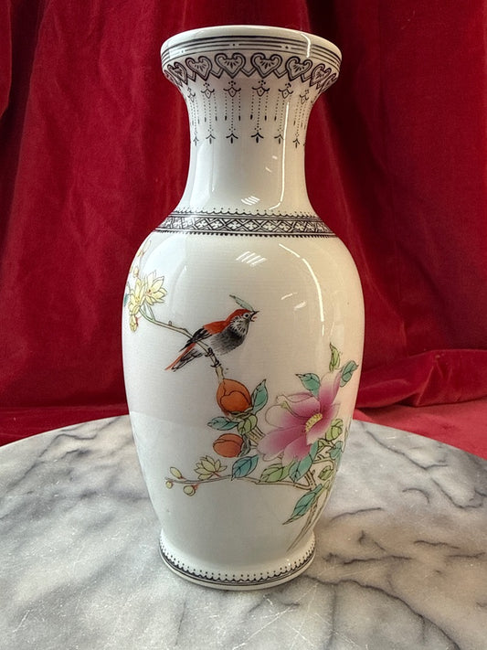 Paire de vases en porcelaine, oiseaux et fleurs polychromes
