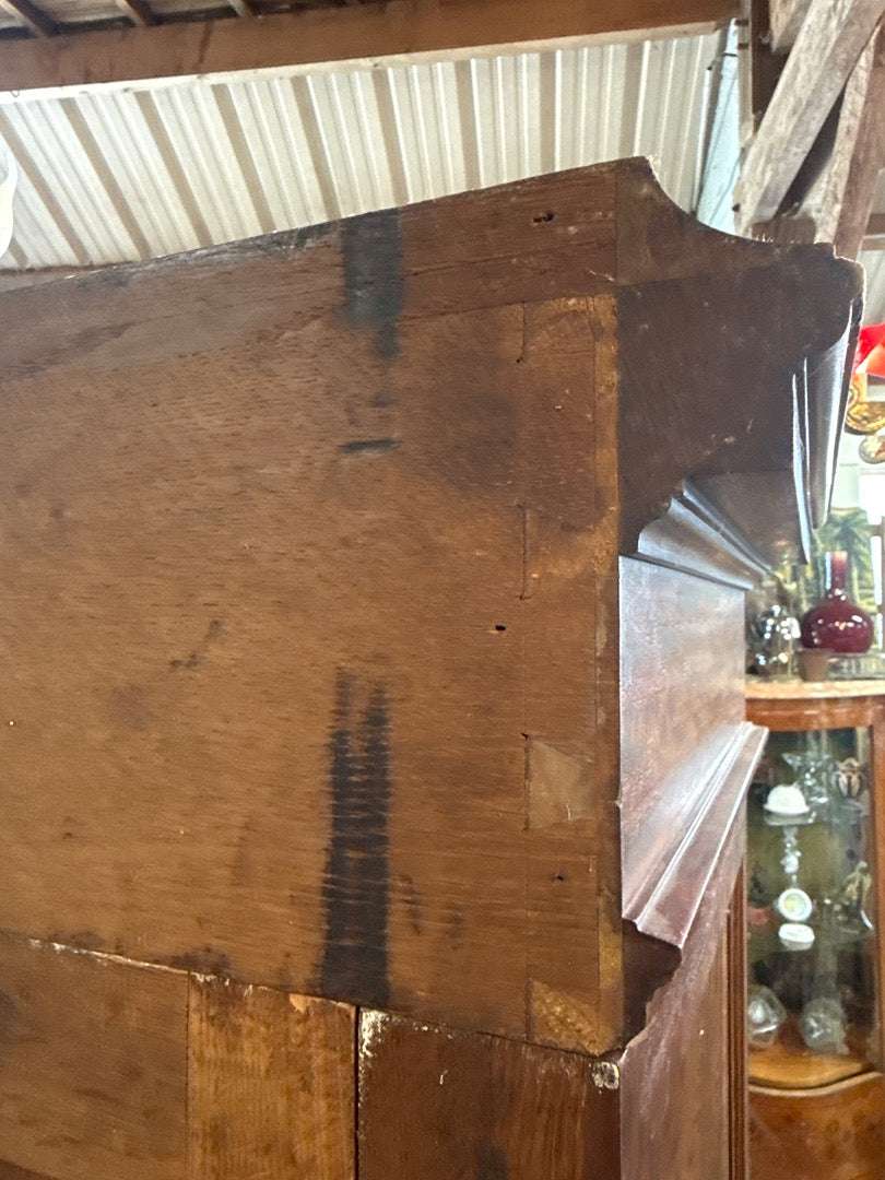 Bibliothèque ancienne en bois avec ornements en bronze