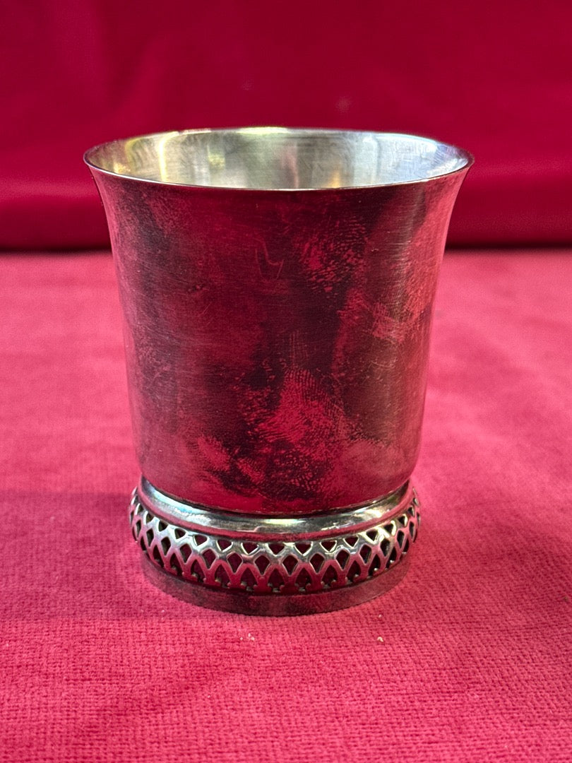 Timbale en métal argenté sur pied ajouré, avec écrin