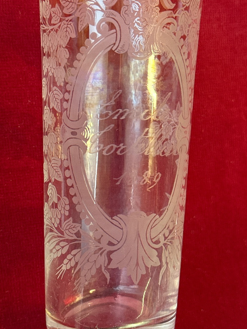 Gobelet en verre gravé « Émile », date 1889 et décor à mascaron