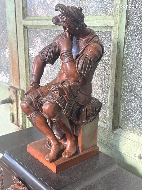 Pendule de cheminée – Marbre noir – Décoration – Statue guerrier