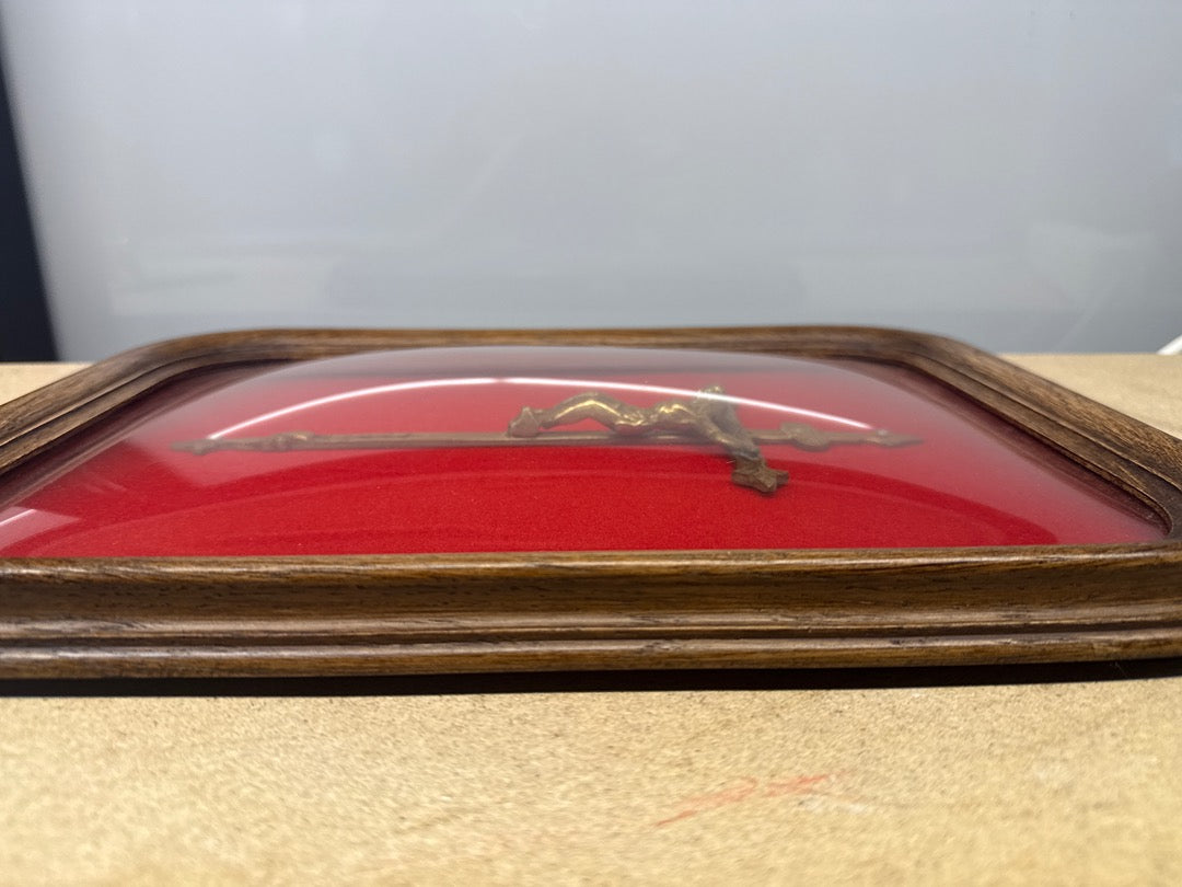 Cadre crucifix style verre bombé – Ornement religieux – Velours rouge et laiton