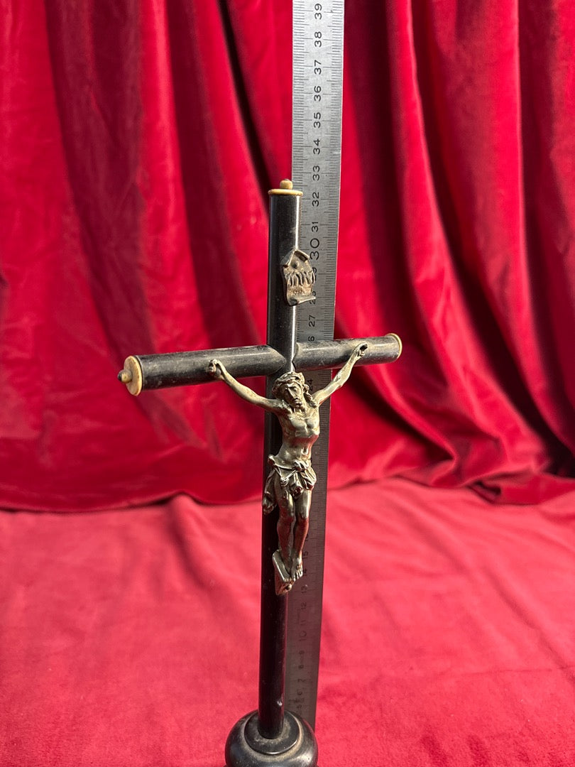 Crucifix ancien Souvenir de Sainte Anne d'auray en bois et métal