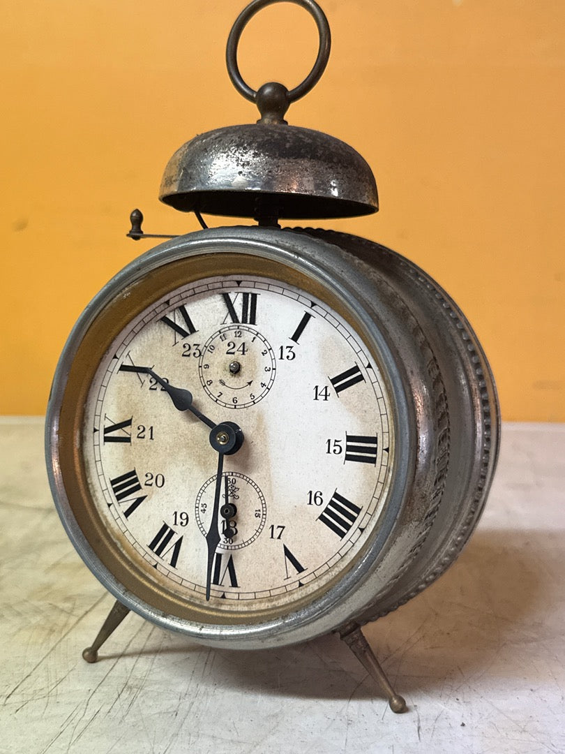 Réveil ancien – Pendulette métal vintage