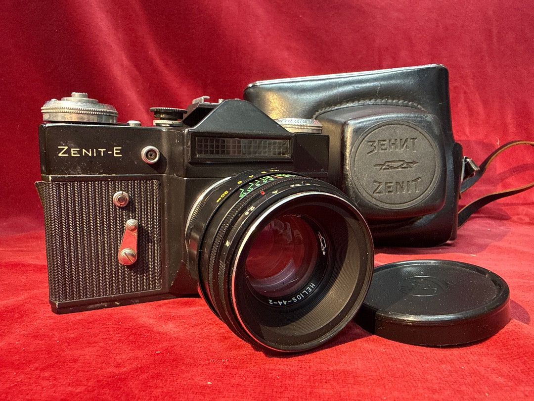 Appareil photo reflex Zenit E avec objectif Helios 44-2 et étui