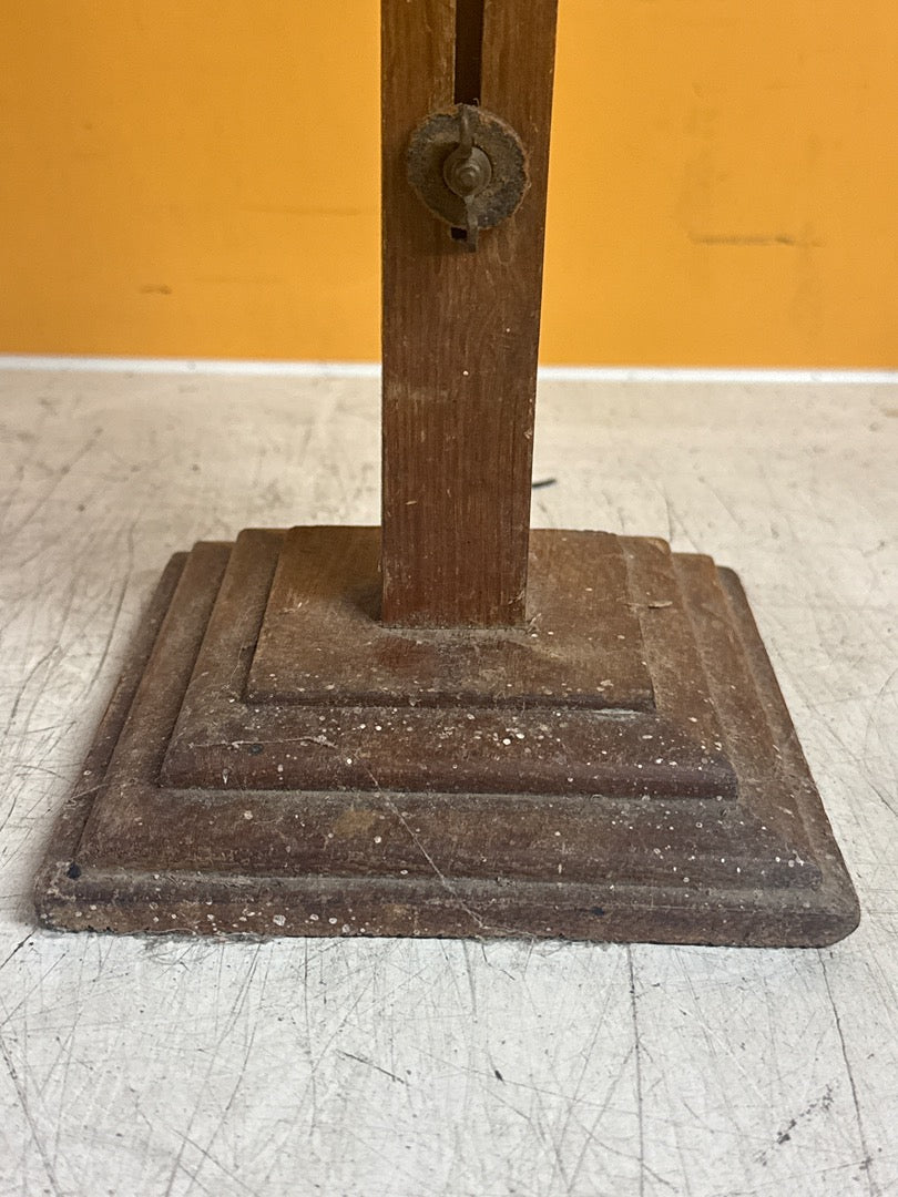 Portant de vitrine en bois