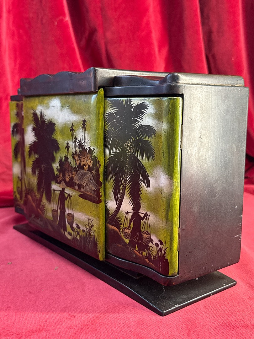Coffret à cigarettes en bois laqué, décor de palmiers et inscription Hiep Hoa