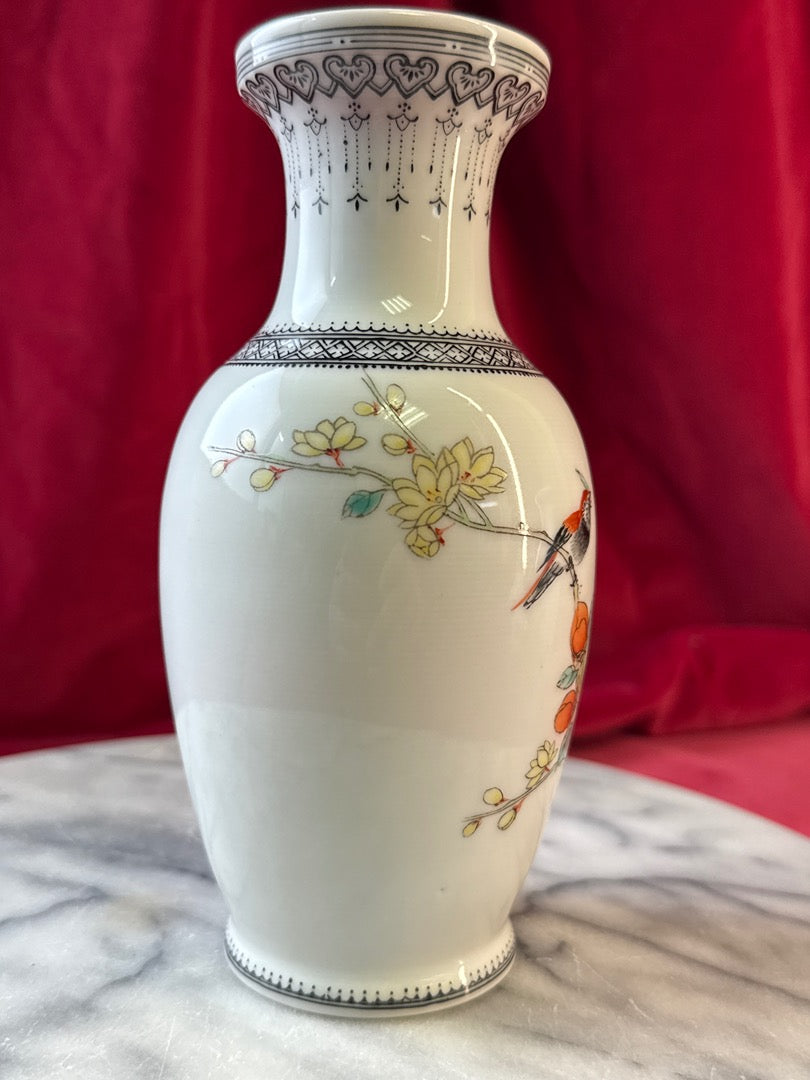 Paire de vases en porcelaine, oiseaux et fleurs polychromes