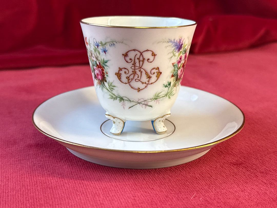 Tasse tripode et soucoupe en porcelaine, fleurs et monogramme doré