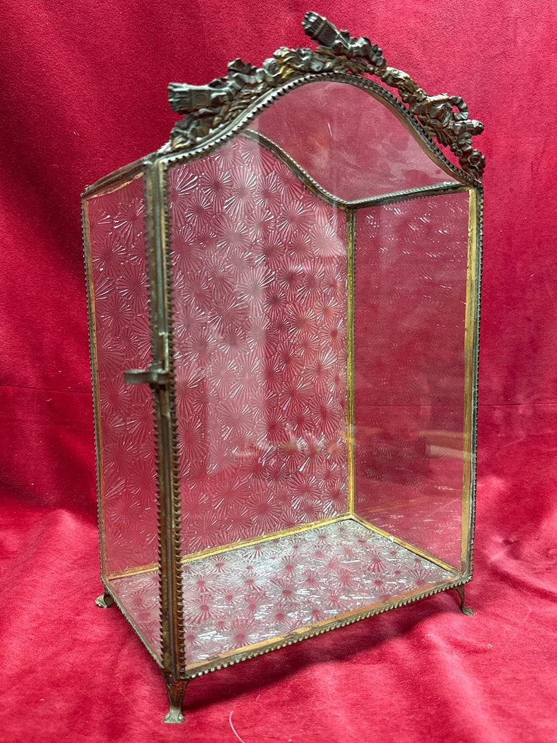 Petite vitrine reliquaire en laiton et verre biseauté