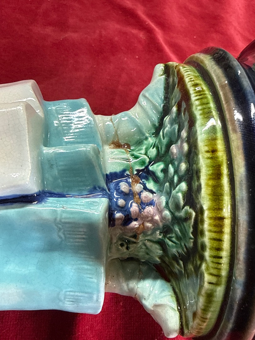 Statue en barbotine – Vintage – Ornement – Femme aux raisins bleue