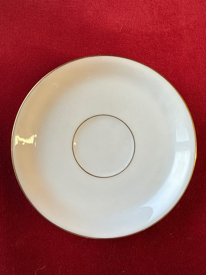 Tasse tripode et soucoupe en porcelaine, fleurs et monogramme doré