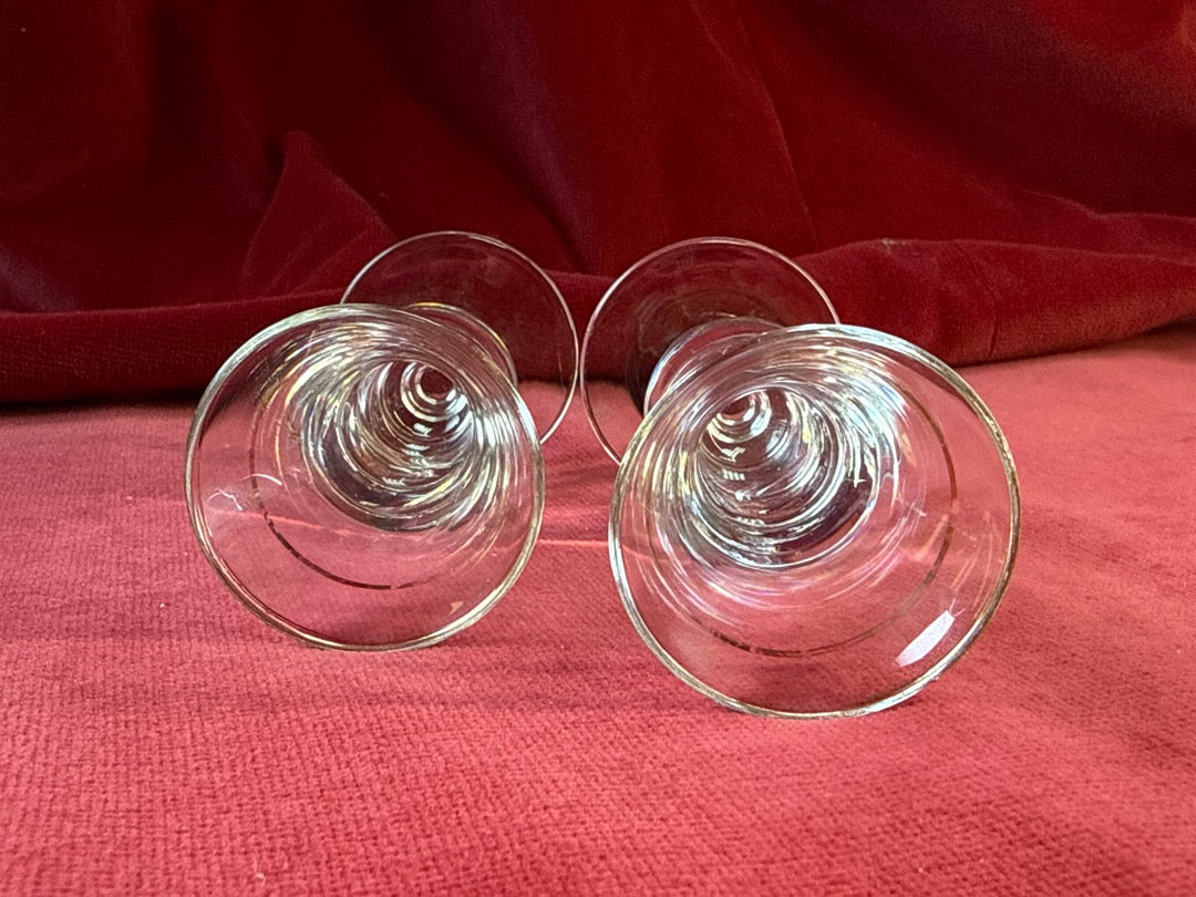 Paire de petits verres à liqueur évasés à filets dorés