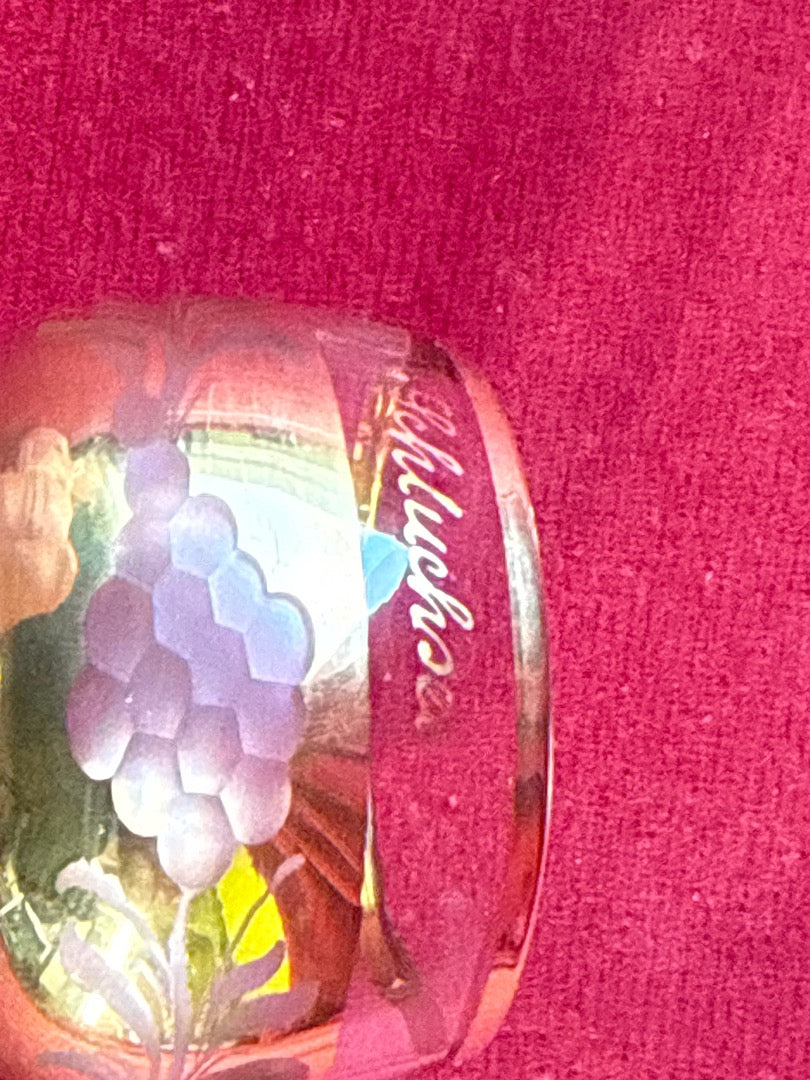 Petit verre à pied vert, décor floral rouge et doré