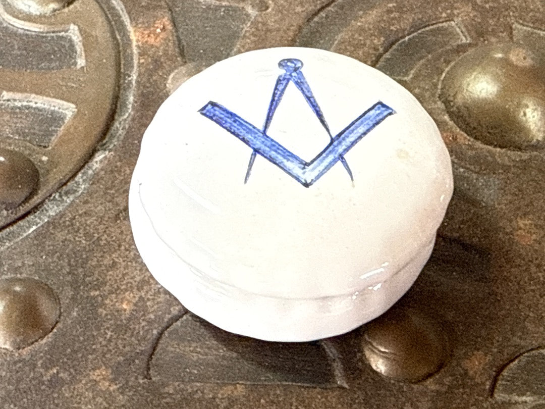 Boîte en faïence – Moustiers – Boîte – Décor maçonnique
