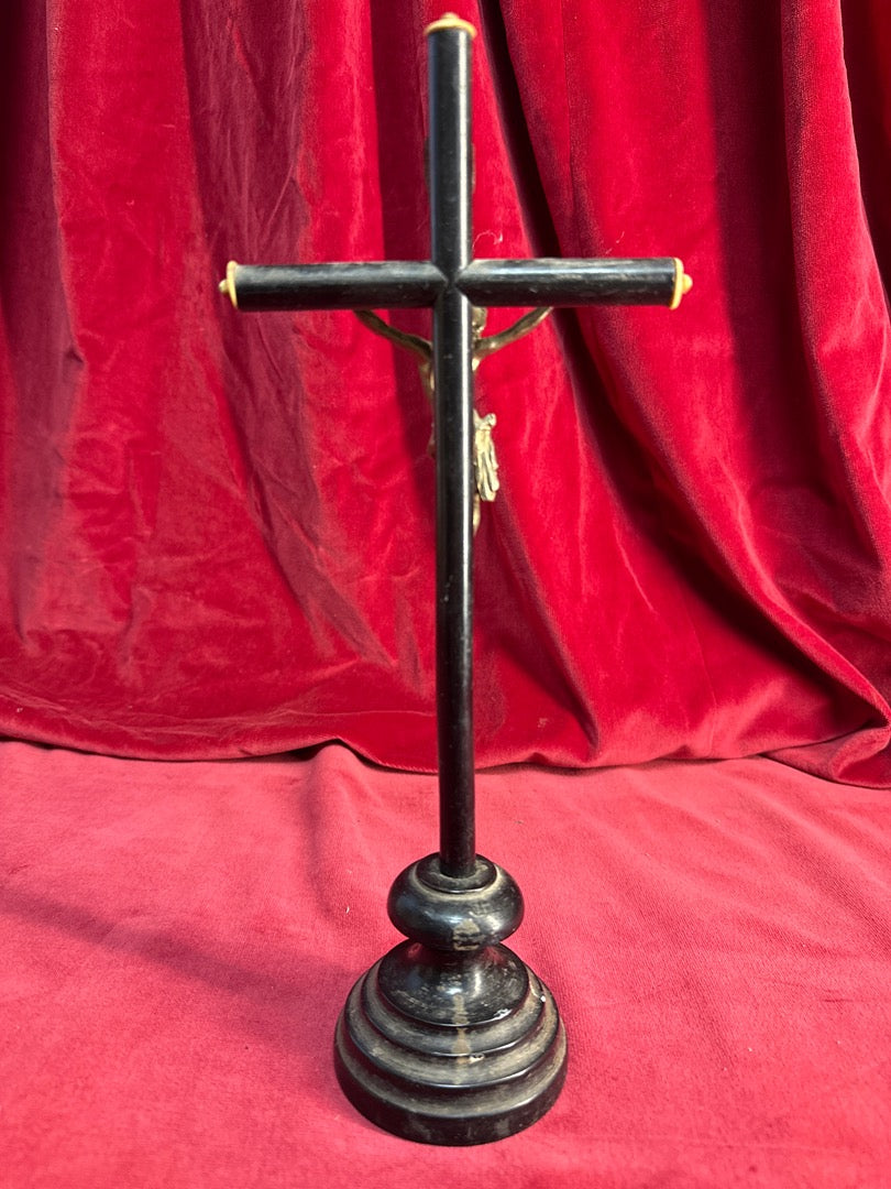 Crucifix ancien Souvenir de Sainte Anne d'auray en bois et métal