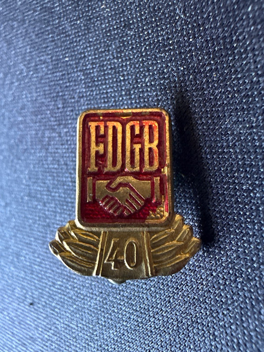 Insigne – Fdgb 40 ans Rda – Hobbies & Collection – Vintage métal doré rouge