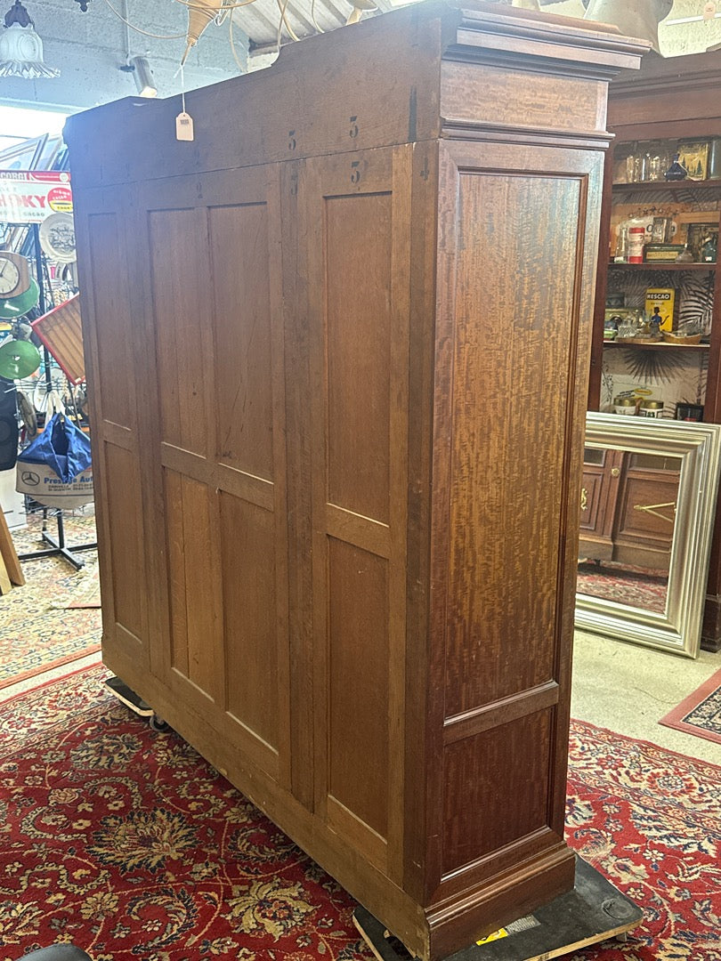 Bibliothèque ancienne en bois avec ornements en bronze
