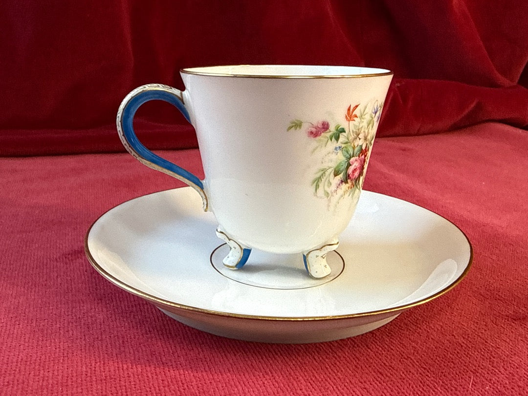 Tasse tripode et soucoupe en porcelaine, fleurs et monogramme doré