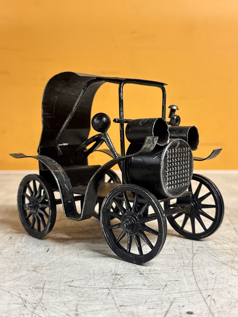 Sculpture décorative – Voiture ancienne en métal